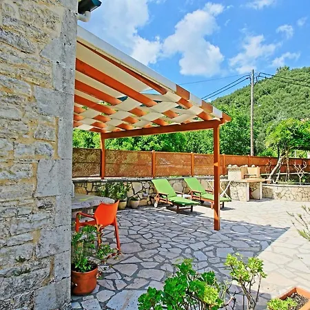 Korinas Cottage: Stone Close To The Apartment