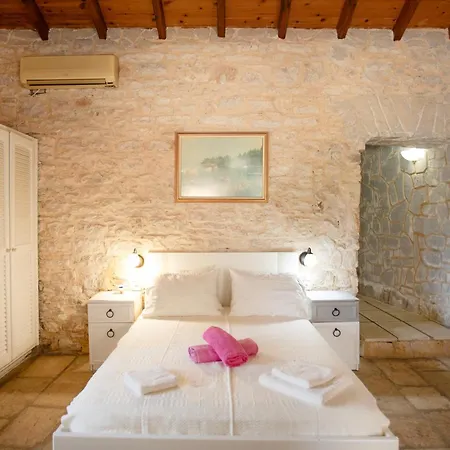 Korinas Cottage: Stone Close To The Agní