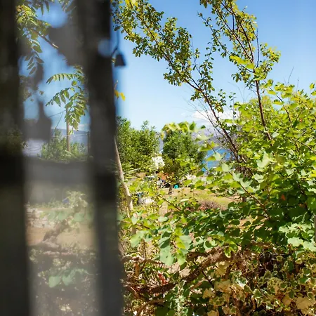 Korinas Cottage: Stone Close To The