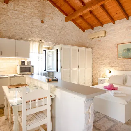 Korinas Cottage: Stone Close To The