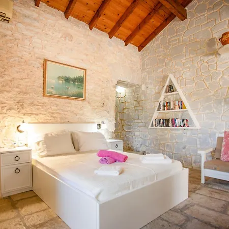 Korinas Cottage: Stone Close To The
