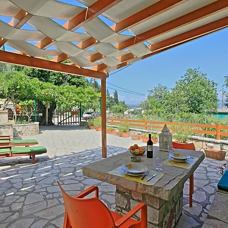 Korinas Cottage: Stone Close To The