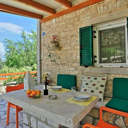 Korinas Cottage: Stone Close To The *