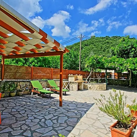 Korinas Cottage: Stone Close To The Apartment