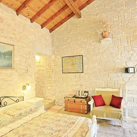 Korinas Cottage: Stone Close To The *