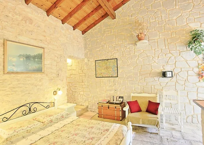 Korinas Cottage: Stone Close To The *