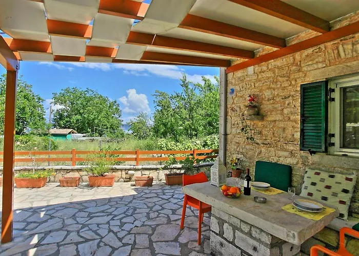 Korinas Cottage: Stone Close To The