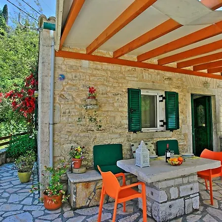 Korinas Cottage: Stone Close To The