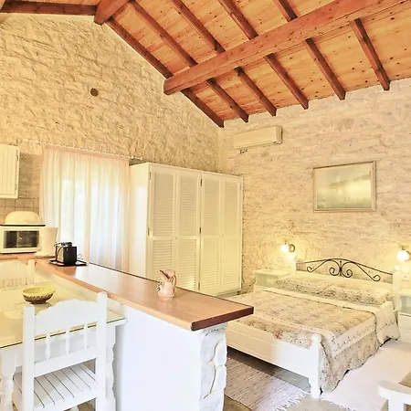 Korinas Cottage: Stone Close To The * Agní