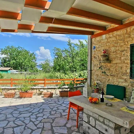Korinas Cottage: Stone Close To The