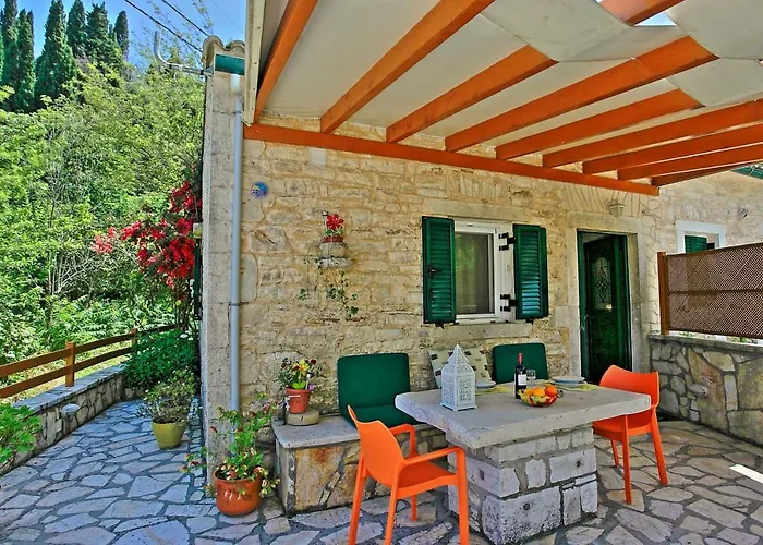 Korinas Cottage: Stone Close To The