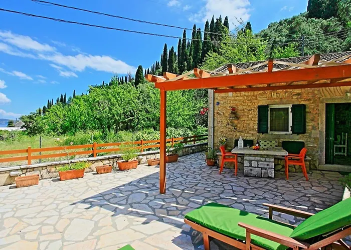 Korinas Cottage: Stone Close To The