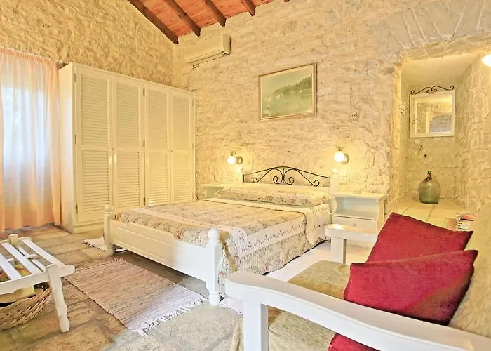 Korinas Cottage: Stone Close To The Apartamento Agní
